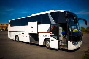 Аренда автобуса с водителем: Комфорт и безопасность в путешествиях