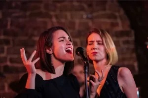 Занятия вокалом в школе "Виртуозы": Путь к музыкальному совершенству