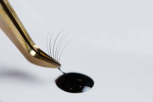 Как делают наращивание ресниц