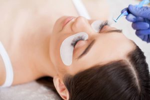 Как делают наращивание ресниц