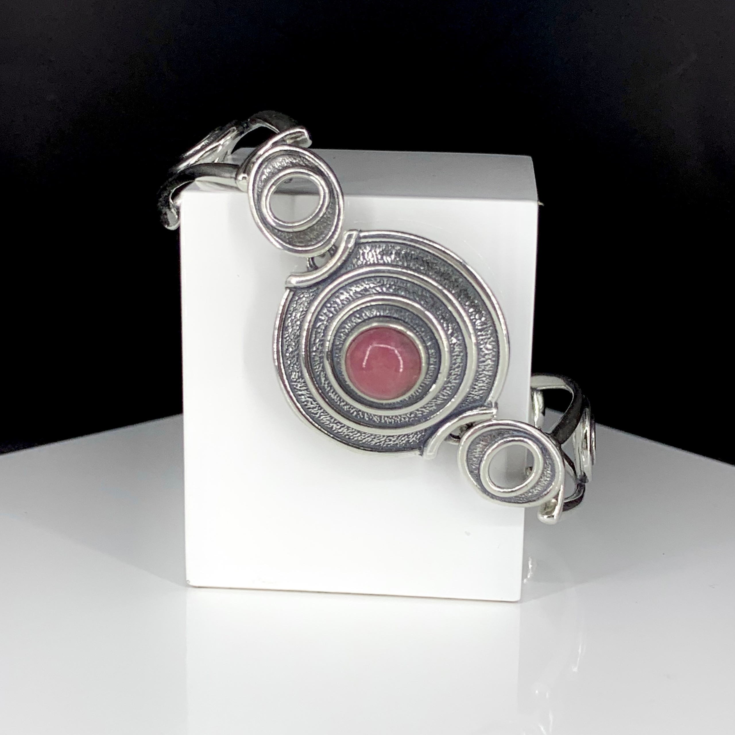 Как подобрать браслет: советы по выбору идеального украшения