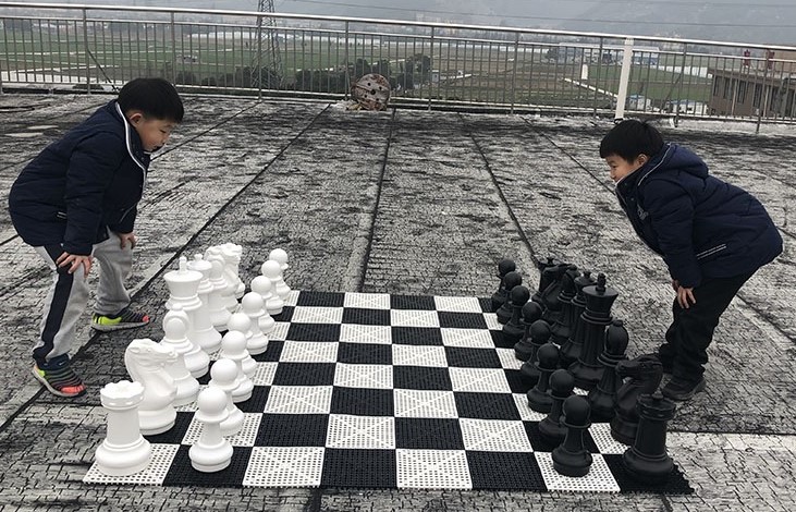 Уличные шахматы — это не просто игра, это настоящая культурная традиция, которая объединяет людей разных возрастов и социальных слоев. Они представляют собой уникальное сочетание элегантности и качества, превращая обычные городские пространства в места для интеллектуальных сражений и общения. Уличные шахматы можно встретить в парках, на площадях и даже в дворах — везде, где есть желание поиграть и насладиться атмосферой дружеского соперничества.  Элегантность уличных шахмат проявляется не только в их эстетическом оформлении, но и в самой игре. Шахматы требуют от игроков стратегического мышления, терпения и умения предугадывать действия соперника. Каждая партия — это маленькая история, где каждая фигура имеет свое значение и роль. Игроки, сидящие за шахматной доской, погружаются в мир тактики и стратегии, а окружающие наблюдатели становятся свидетелями интеллектуального поединка.  Качество уличных шахмат заключается в материалах, из которых изготовлены шахматы и доски. Часто они сделаны из прочных и устойчивых к внешним воздействиям материалов, таких как бетон, дерево или металл. Эти шахматы могут выдерживать любые погодные условия, что делает их доступными для игры в любое время года. К тому же, качественные шахматы создают приятные тактильные ощущения и добавляют эстетическую ценность окружающей среде. Многие города украшают свои площади красивыми шахматными наборами, которые становятся не только игровыми площадками, но и элементами городского дизайна.  Уличные шахматы также играют важную социальную роль. Они способствуют взаимодействию между людьми, создавая пространство для общения и обмена опытом. В парке или на площади можно увидеть, как незнакомцы собираются вокруг шахматной доски, обсуждают ходы и делятся стратегиями. Это создает атмосферу camaraderie и взаимопонимания, где игра становится не только соревнованием, но и способом завести новые знакомства.  Кроме того, уличные шахматы могут служить образовательным инструментом. Многие города организуют турниры и мастер-классы для детей и подростков, что помогает развивать у них критическое мышление и аналитические способности. Шахматы учат планированию и ответственности за свои действия, что особенно важно в современном мире.  Таким образом, уличные шахматы — это не просто игра, а целая культура, которая объединяет людей, развивает интеллект и украшает городские пространства. Их элегантность и качество делают их важной частью городской жизни, напоминая нам о том, что даже в суете повседневности всегда найдется время для интеллектуального наслаждения и общения.