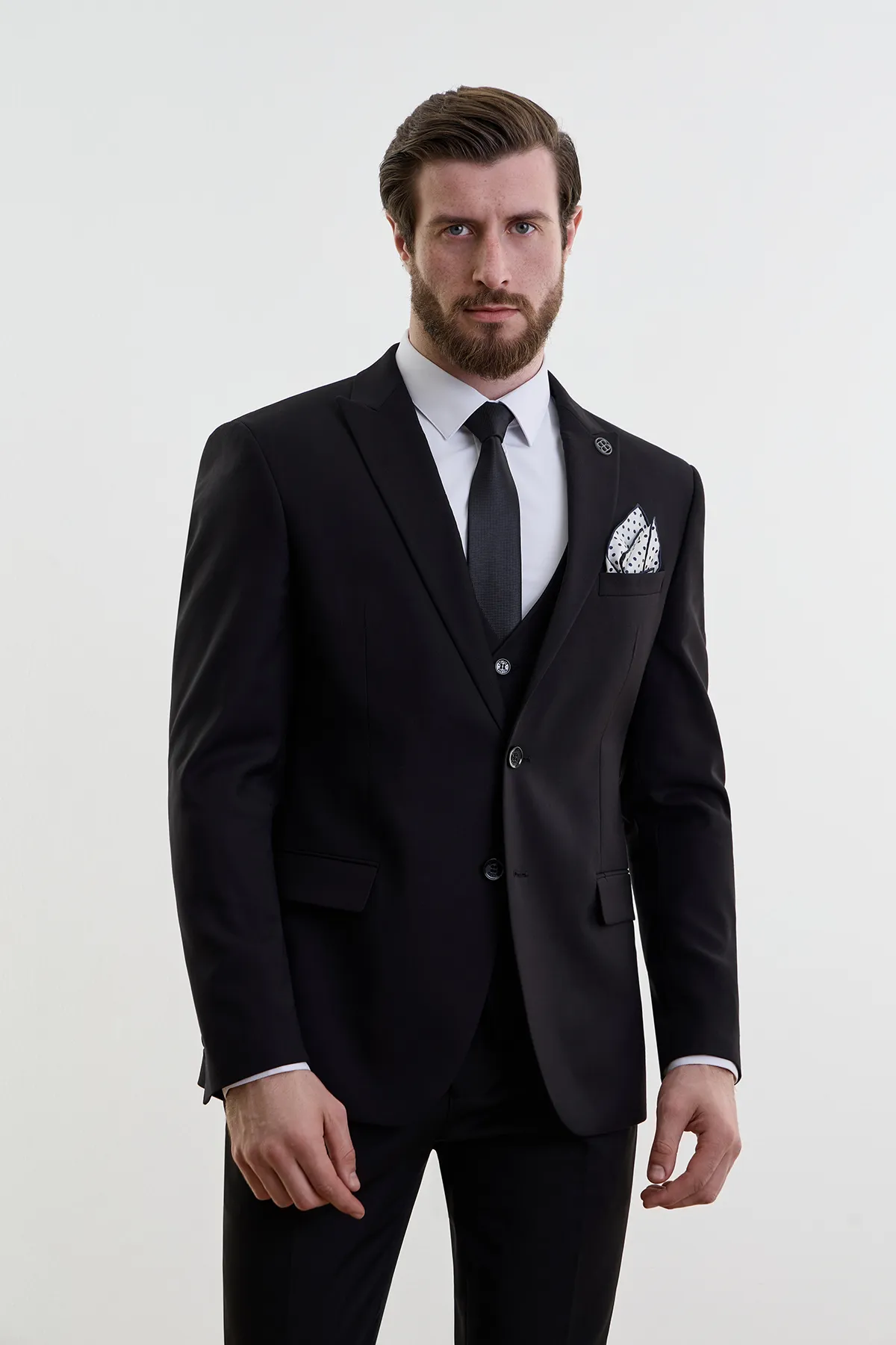 Откройте для себя стиль и качество с мужскими костюмами от компании Faamo