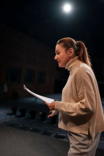 Как справиться со страхом сцены: эффективные советы и техники для начинающих стендап-комиков