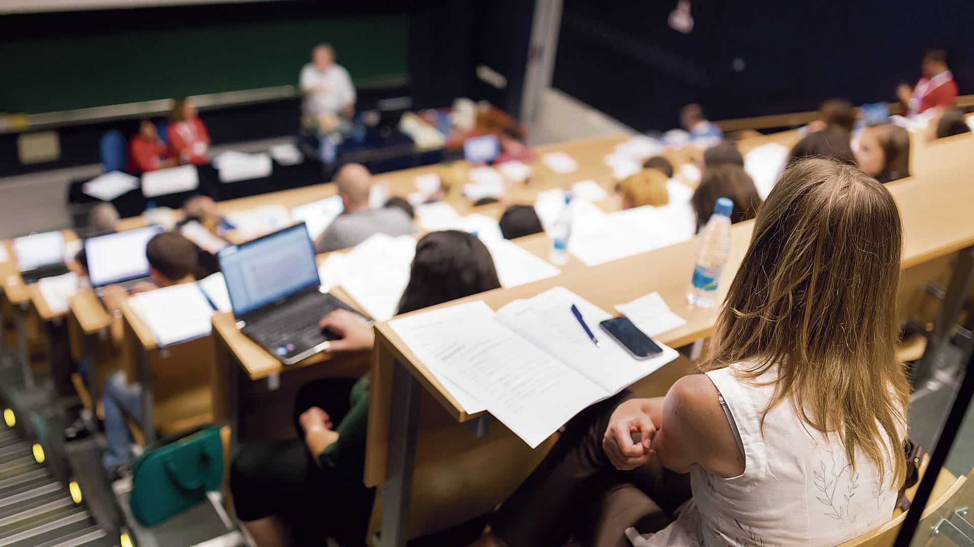 Почему стоит поручить написание студенческих работ специалисту?